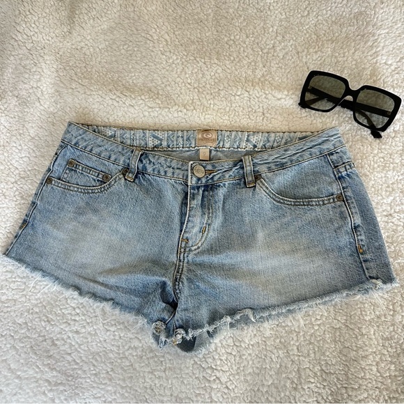 Rip Curl Light Blue Jean Shorts with Frayed Hem and Washed Look Size 9 - Picture 1 of 6